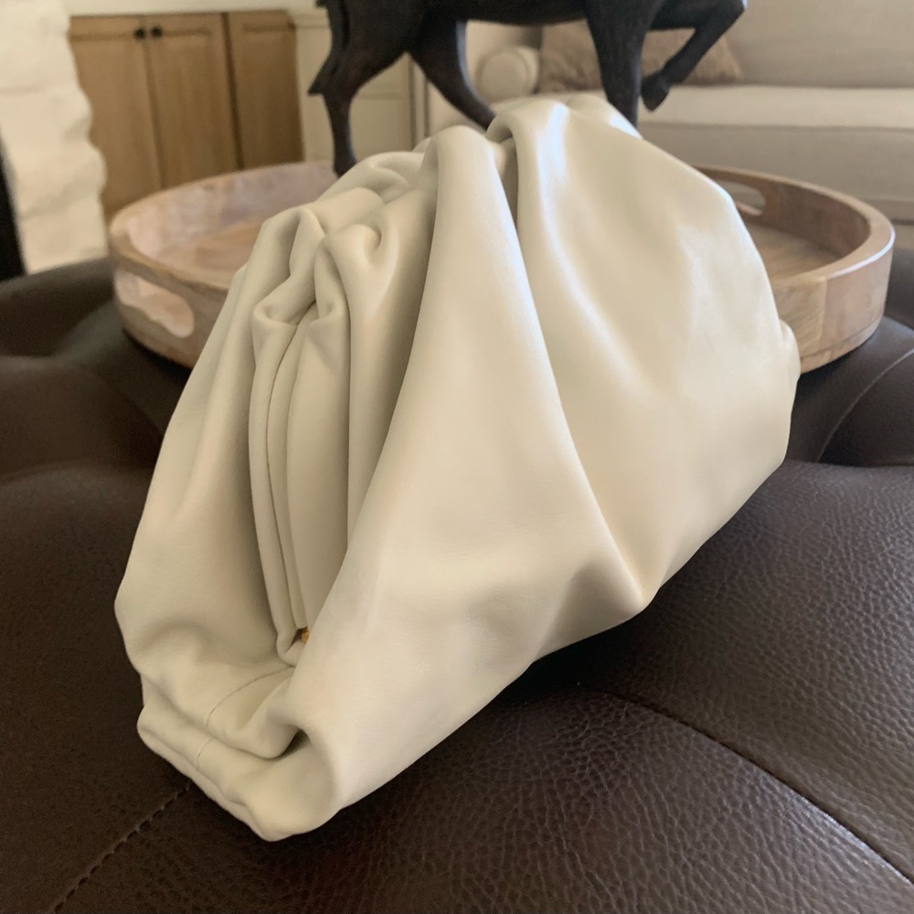 Bottega Veneta The Pouch Leather Clutch - Picture 5 of 16